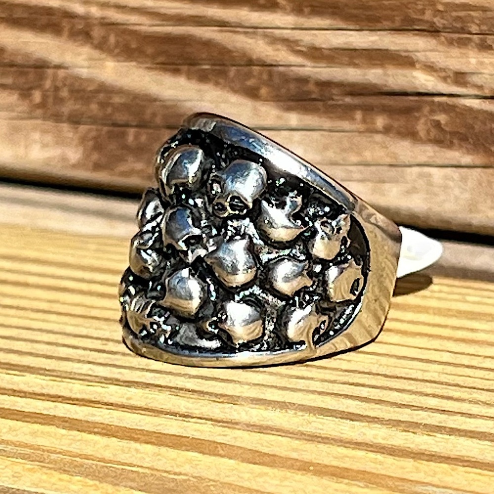 - Multi-skull Wide Ring! NEW! - Picture 5 of 10